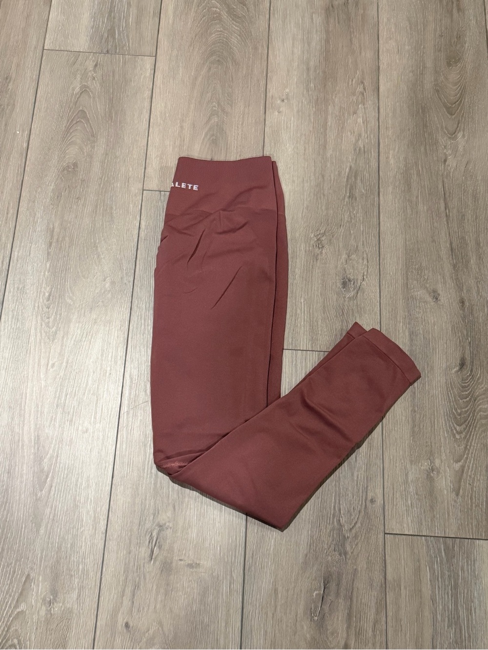 Alphalete  High-Waist Leggings in Deep Maroon